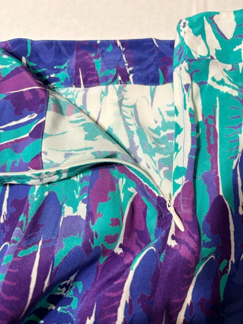 Tart Teal &‎ Purple Printed Pleated Silk Shorts. Side Zip 4